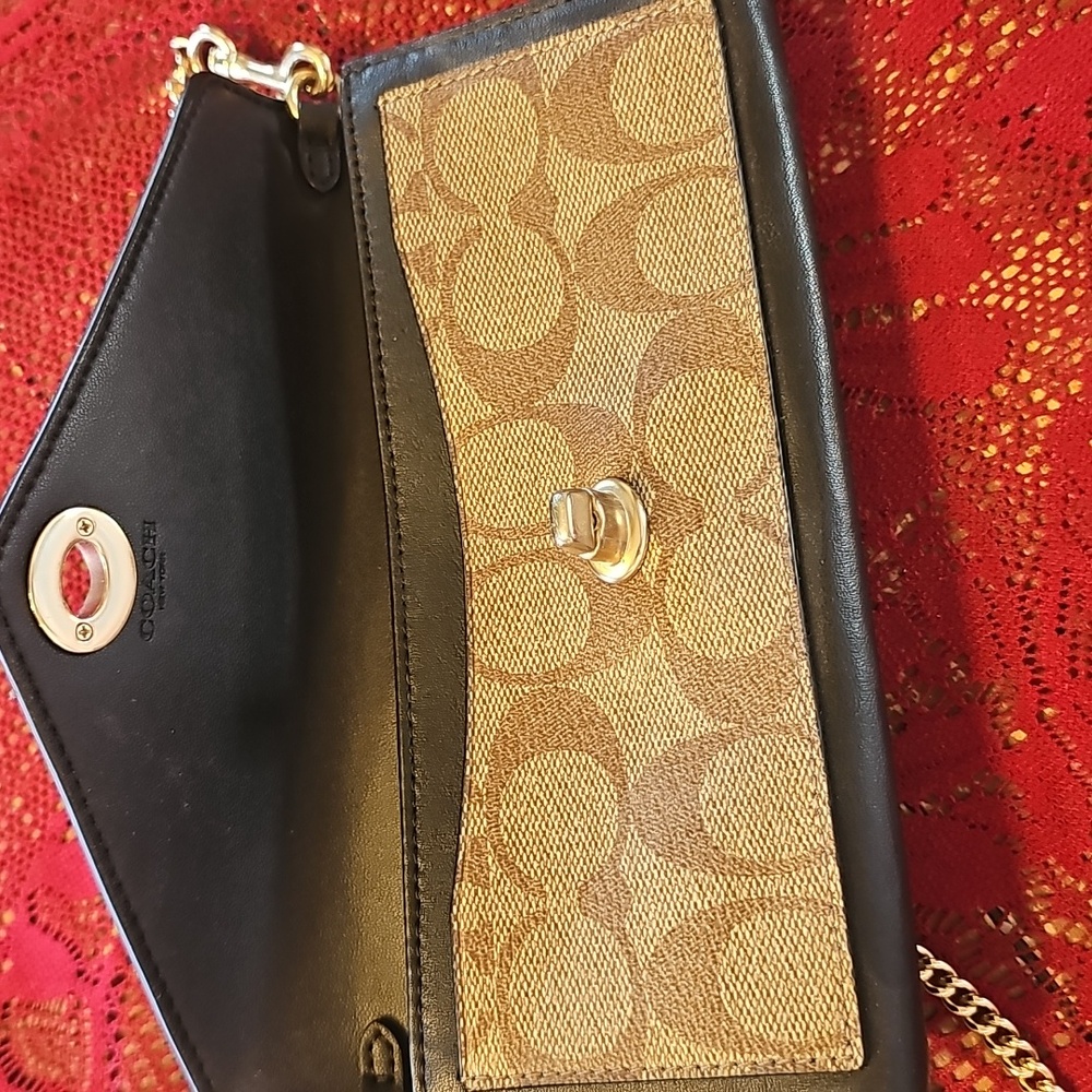 Coach Blocking Wallet With Chain - Picture 4 of 9